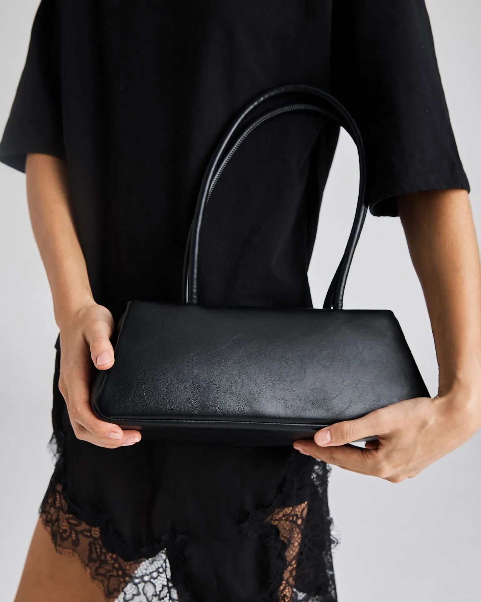 ASHTEN BLACK SHOULDER BAG